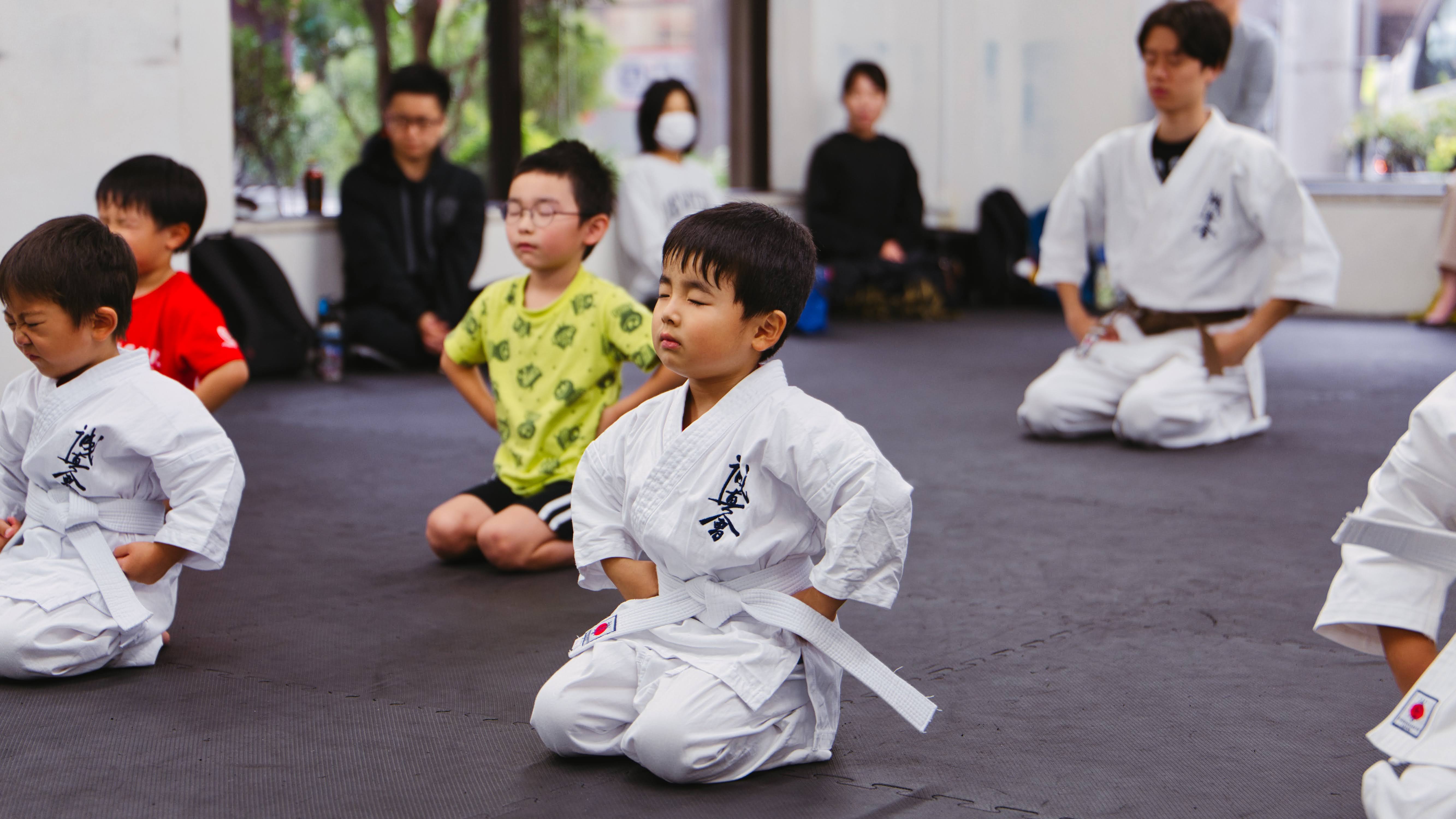正座・黙想する子どもたち